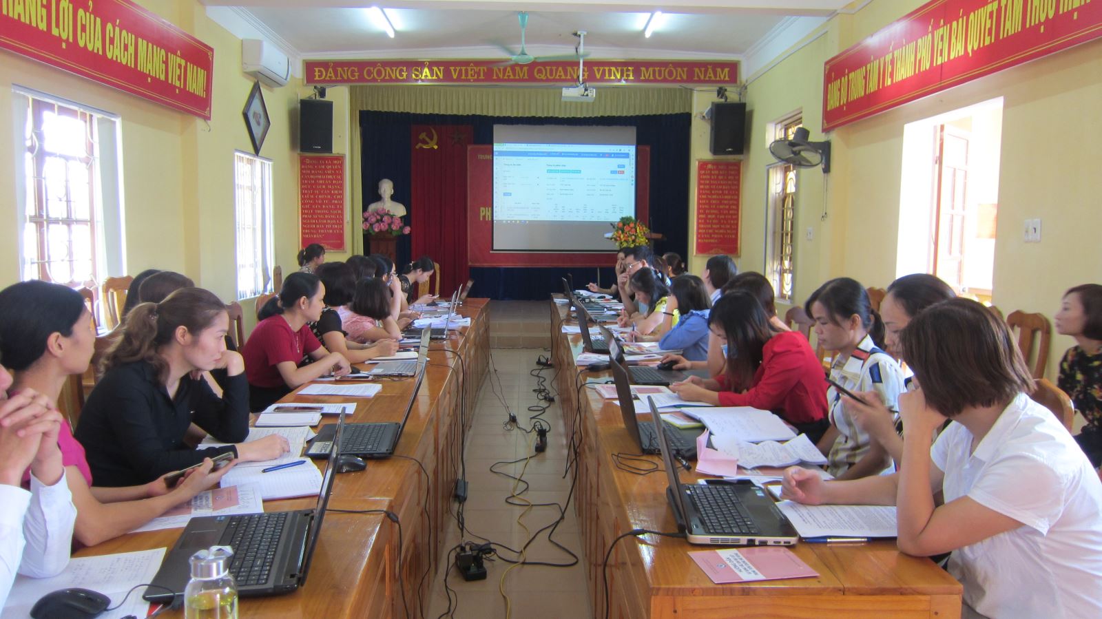 Cán bộ y tế tập huấn sử dụng hệ thống thông tin tiêm chủng quốc gia