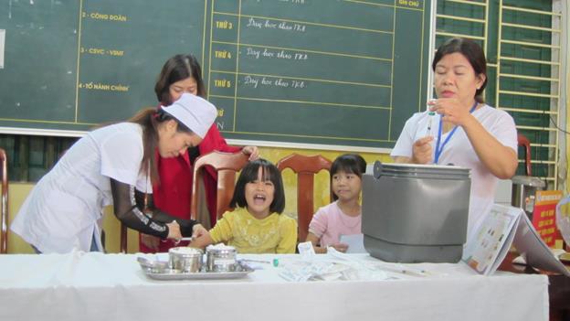 Hình ảnh tin tức Triển khai tiêm bổ sung vắc xin uốn ván-bạch hầu giảm liều (Td) trong tiêm chủng mở rộng tại Trung tâm Y tế thành phố Yên Bái