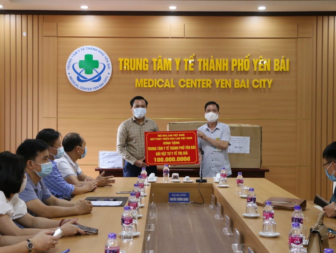 Hội Hoa Lan Việt Nam, Quỹ Phát Triển Hoa Lan Việt Nam thăm,  tặng quà Trung tâm Y tế thành phố Yên Bái