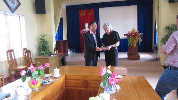 Hội hữu nghị Chevilly Larue-Yên Bái thăm và làm việc tại Trung tâm Y tế thành phố Yên Bái