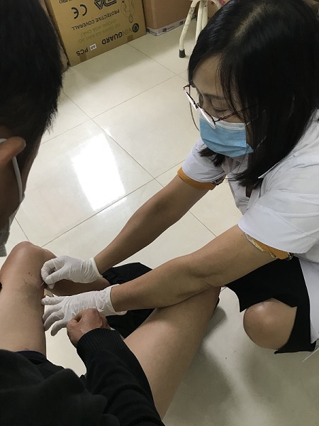 Hay ăn gỏi cá, giun rồng ký sinh trong đùi người đàn ông