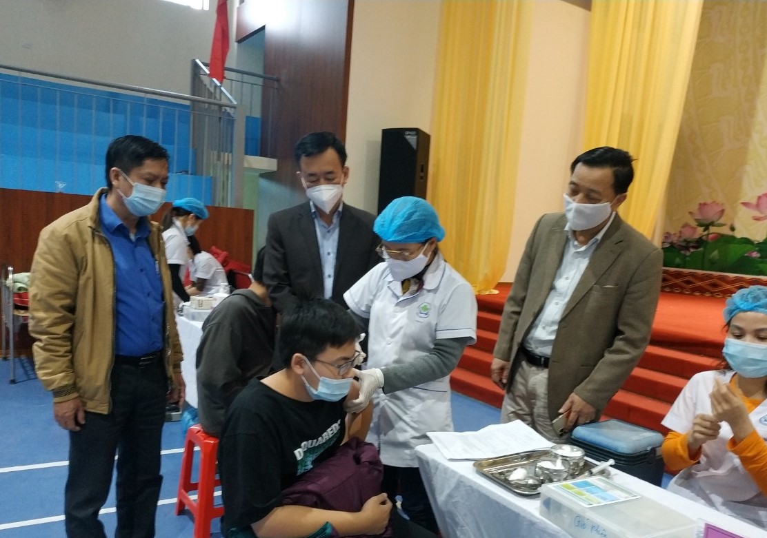 Hình ảnh tin tức HƯỚNG DẪN NGƯỜI ĐƯỢC TIÊM CHỦNG TỰ THEO DÕI SAU TIÊM CHỦNG VẮC-XIN COVID-19