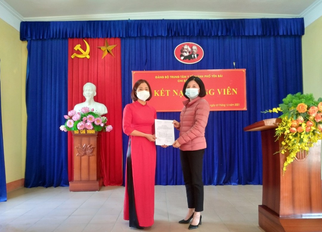 Đảng bộ Trung Tâm Y tế thành phố kết nạp 03 Đảng viên mới