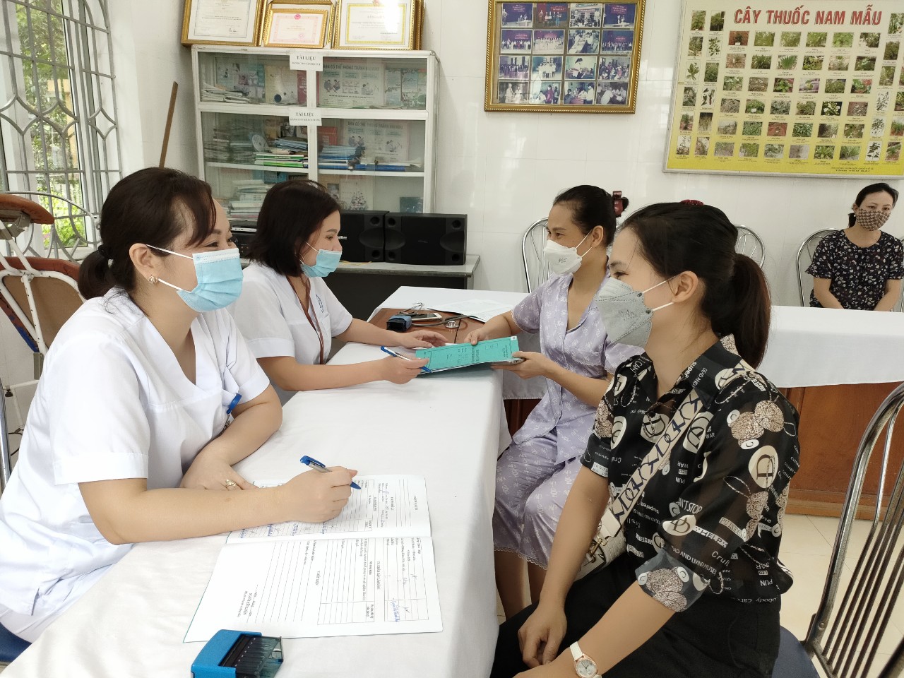 Hình ảnh tin tức Khám sức khỏe cho các cơ sở kinh doanh, chế biến, sản xuất thực phẩm và các bếp ăn tập thể 