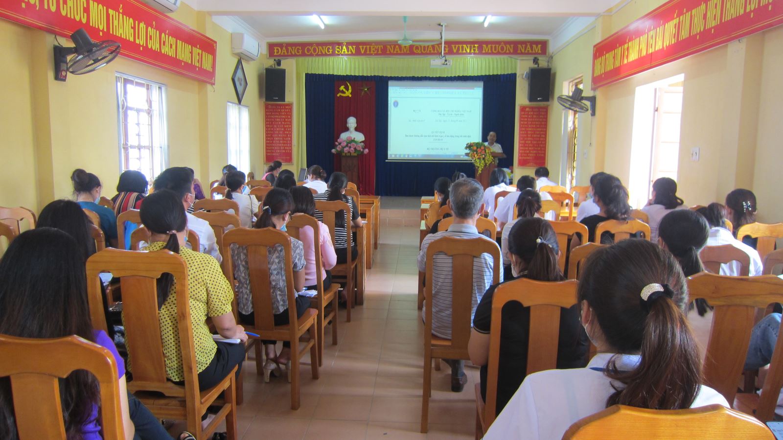 65 cán bộ y tế tham dự tập huấn cập nhật Hướng dẫn chẩn đoán, điều trị và công tác phòng chống Covid – 19