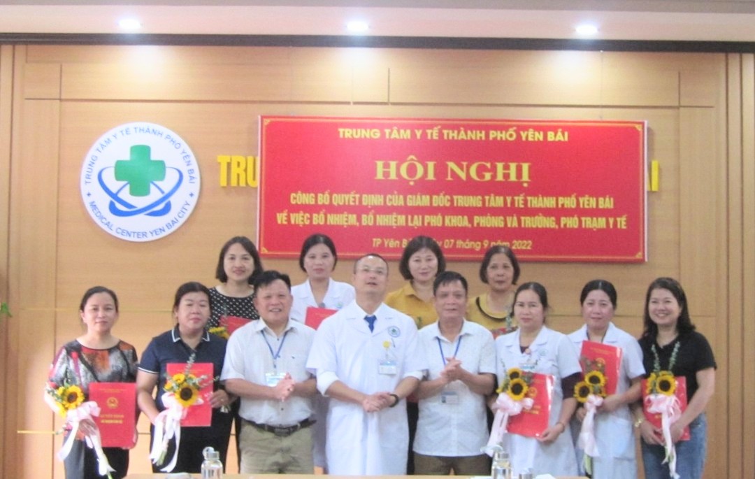 Hình ảnh tin tức Hội nghị công bố quyết định bổ nhiệm, bổ nhiệm lại phó khoa, phòng và trưởng, phó Trạm y tế 